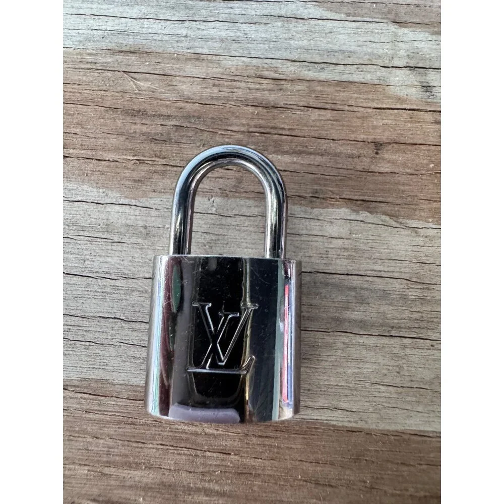 Louis Vuitton Paris Silver Padlock Keyhole No. 318 Made In France - Picture 3 of 7